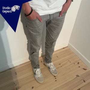 SNYGGA REPLAY ANBASS  - Replay Anbass | Skick: 9/10 | Strl W28 L32 | Modellen är 180 cm | Vårt pris 499kr | Hör av dig om du undrar någonting!