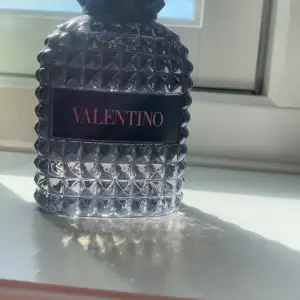 Hej säljer min valentino born in roma parfym då den ej kommer till användning, använd kanske 5-10 gngr då det från början är 50ml och är väldigt mycket kvar i , du får med den 15ml flaskan men den är använd till hälften men räcker ett tag till.