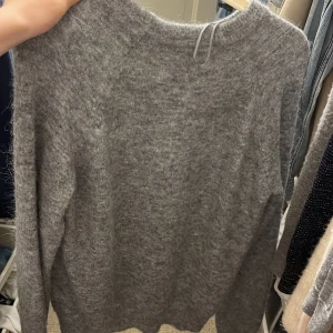 Zara tröja - Säljer zara stickad tröja, den är i fint skick och skön, skriv privat om ni vill ha fler bilder💕