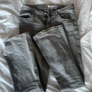 Säljer dessa gråa lågmidjade jeans från Gina Young då dem inte kommer till användning. Bra skick och nypriset är 350kr. 