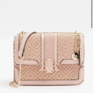 River island väska - Köpte väskan i London så kan ej lämmna tillbaka den men har kvitto och prislappen är kvar💗