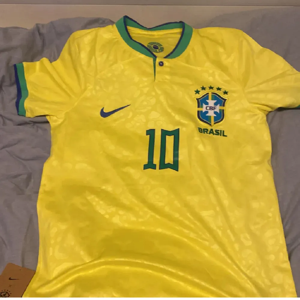 Brazil tröja med neymar på ryggen🇧🇷🔥 10/10 skick och säljer eftersom den är för stor för mig🙌 Storlek är S och passar om du är runt 175🤩🙌. Sport & träning.