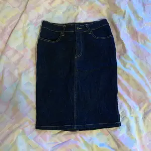 Mörkblå jeanskjol i storlek L, men som passar mig som bär S/M och vanligtvis storlek 36 i byxor 😊. Fint skick!