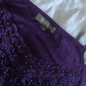 Mörklila linne - Säljer detta sommarlinne i färgen mörklila. Justerbara band. Linnet är inte tajt. Aldrig använt. 