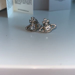 Vivienne westwood örhängen  - Jätte söta ÄKTA Vivienne westwood örhängen, köpta i deras fysiska butik i New York, säljer då de inte kommer till någon användning! Priset kan diskuteras🥰