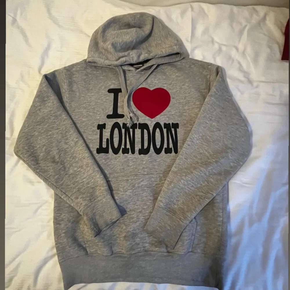 En ”I love London” hoodie i jättebra skick - inga defekter.. Hoodies.