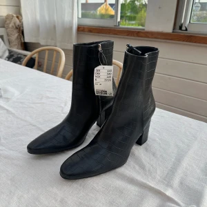 Svarta klackar  - Helt nya oanvända klackar från hm. Köpta för 449kr i höstas. Superfina med lappen kvar. Strö 40 men de passar inte mig som har 39/40 så passar någon som har 38 kanske 39.