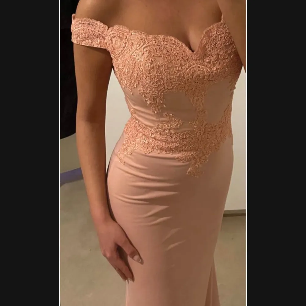 Säljer en super fin klänning köpt i Södertälje för 3000kr. Använd endast 1 gång och har inga defekter. Pris kan absolut diskuteras. Klänningar.