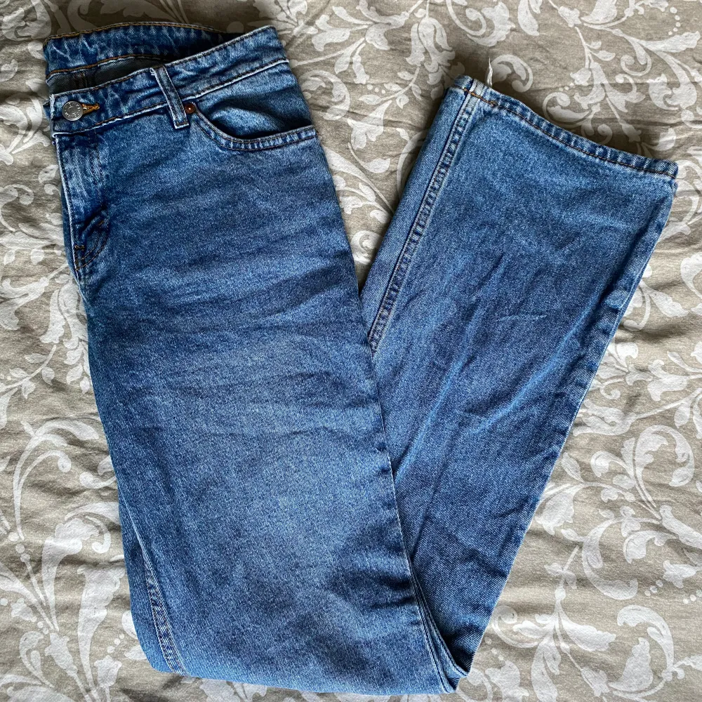 Superfina midwaist jeans från monki, flare/bootcut modell⭐️. Jeans & Byxor.