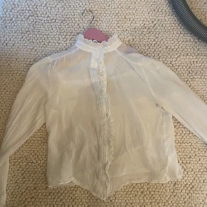 Gullig blus - Fin blus med fina detaljer, lite genomskinlig men super fin❣️ som ny