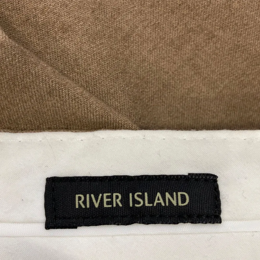 Märke: River Island  Storlek: 32/34 Skick: Bra  Material: Polyester, Viskos, Elastan Mönster: Enfärgat Midjemått: 86 cm . Jeans & Byxor.