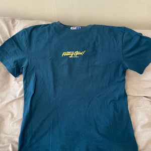 Tommy innit t-shirt - Säljer min Tommyinnit merch då den är oanvänd. Köpte den för ungefär 600. Skriv om ni har frågor:)