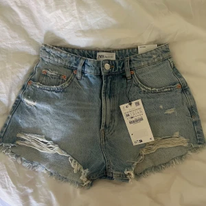 Jeansshorts  - Helt nya jeansshorts ifrån zara i storlek 36💕