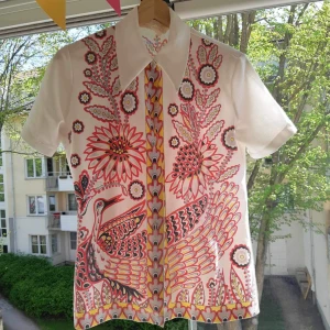 Fantastisk mönstrad skjorta!  - En fabolöööös tröja jag köpte på marknad för ex antal månader sen. Rak passform och lite stel i tyget. Tyvärr lite för tight för mig :(  Hoppas den hittar ett nytt hem där den får mer uppskattning!!! 