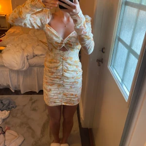 Klänning - As snygg klänning med massa fina detaljer, perfekt till typ festival! Aldrig använd och går inte längre att få tag på! Kontakta mig innan ni köper😚