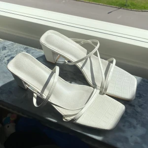 Vita klackskor - Säljer mina studentklackar. Så fina både till jeans och klänning. I använt skick. Storlek 38. Klackhöjd ca 6,5 cm. 