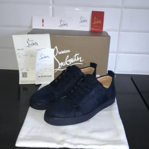 Christian Louboutin  - Använda enbart när jag testade dem. Inprincip helt nya Christian Louboutin i färgen navy blue. Du får med allt som är på annonsen. Det är i storlek 43. Hör av er vid fler frågor!