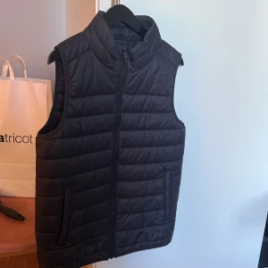 Svart Everest väst - Säljer dena stiliga västen från Everest då den inte kommer till användning, den är i storlek 146/152 men passar storlek XS också!! 💘