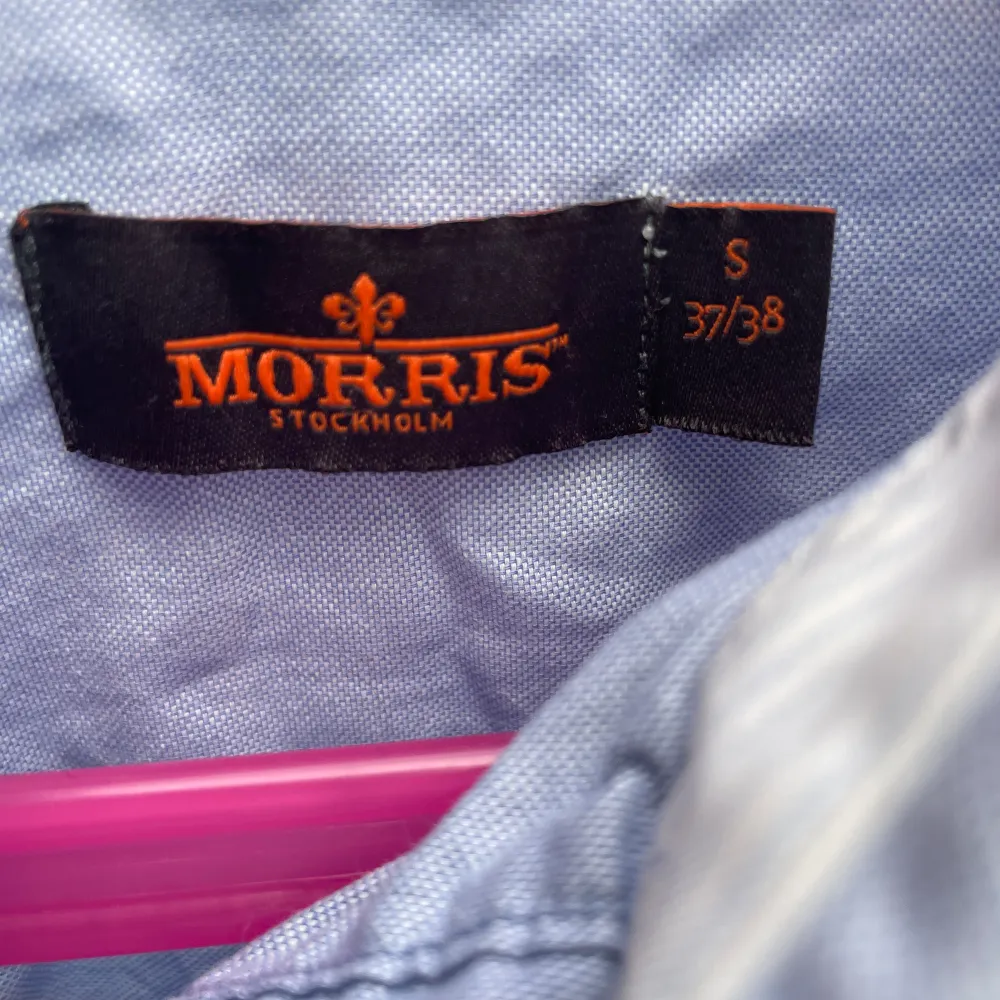 Säljer en Morris skjorta i färgen ljus blå. Priset går att duskiutera ✨. Skjortor.