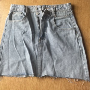 Denim minikjol - Otroligt fin denim kjol, tyvärr förliten för mig. Aldrig använd🌸
