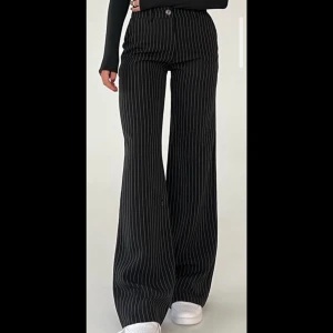 Kostymbyxor - Snygga byxor från Venderbys i mid-waist!💗strl xs men skulle säga att de även passar s💞skriv för mer information!💗