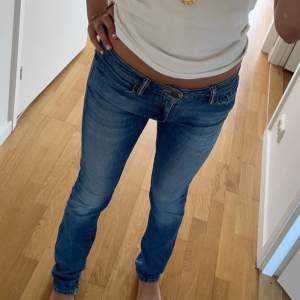 hej! jag säljer mina lågmidjade jeans i modell straight💗  strl: 29 men skulle säga att de är små i storleken, brukar ha strl 26💓