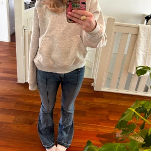 Super fina bootcut jeans - Säljer mina slutsålda super fina Low waist jeans, jeansen har väldigt fina detaljer och inga defekter💞💞