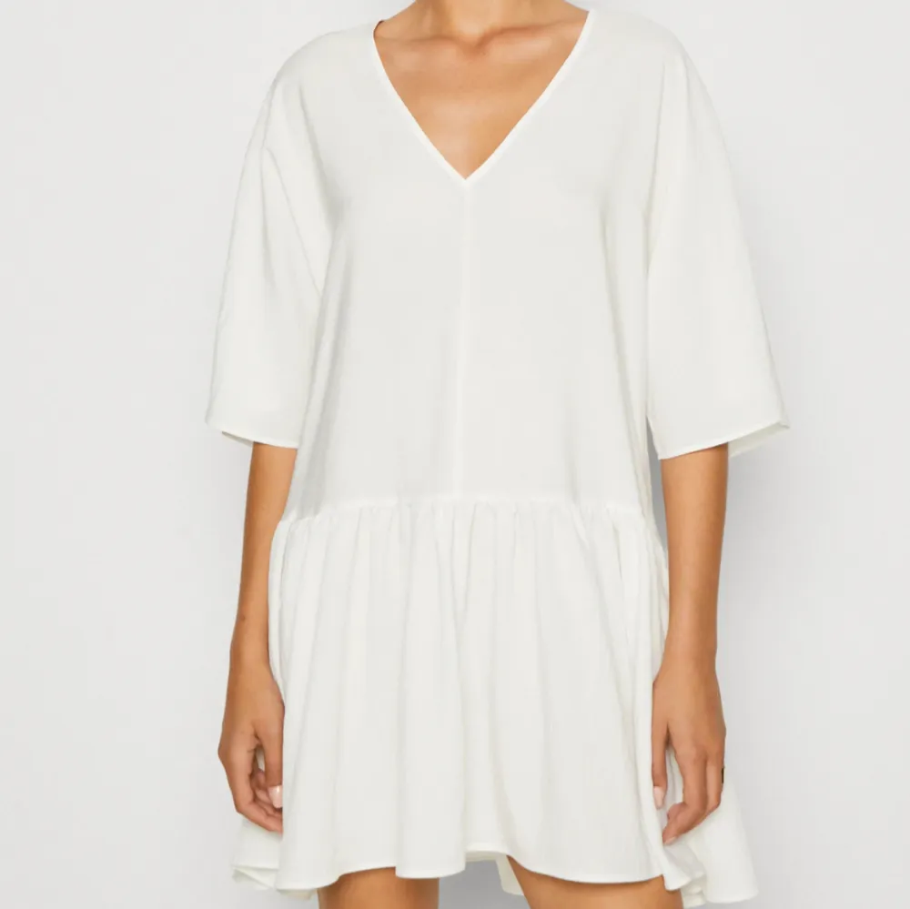 Intressekoll på denna fina vita klänningen från weekday som passar helt perfekt nu till sommaren. Hör av er vid frågor eller fler bilder 🥰. Klänningar.