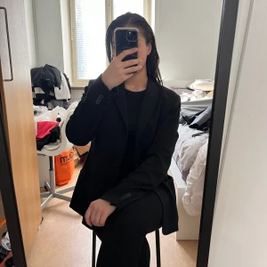 Oversized kavaj  - Svart kavaj i tyg. stolek 44 men sitter på mig med storlek s-m som oversized, Jättefin att klä både upp och ner med. Säljer pga inte mycket användning.  Pris går att diskutera 