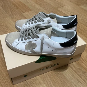 The gallerist geneva skor - Hej, ett par sprillans nya gallerist geneva skor utan någon som helst defekt. Endast testade så därför skick 10/10. De är i storlek 43. Pris: 1799:- Skriv i dm vid frågor eller funderingar!