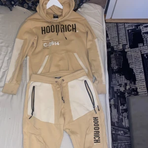 Hoodrich tracksuit - Nice hoodrich tracksuit köpt från JD Använd få gånger som nyskick  Storlek S på tröjan och byxorna  Priset kan diskuteras vid snabb affär 
