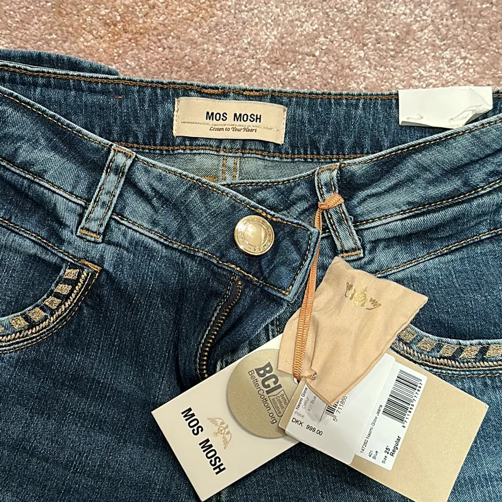 Super fina Mos Mosh jeans som fortfarande har alla prislappar på, har aldrig använts💕Låg/Medelhög midja🙌🏼. Jeans & Byxor.