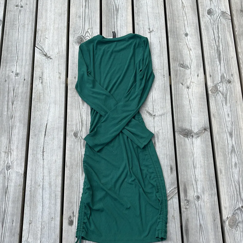 En superfin mörkgrön klänning från Divided i storlek XS! Längden är typ ner till knäna och ger en ”snatched” effekt! 💞. Klänningar.