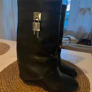 Små high heels - SÅ SJUKT FINA! Problemet var att de var för små för mig