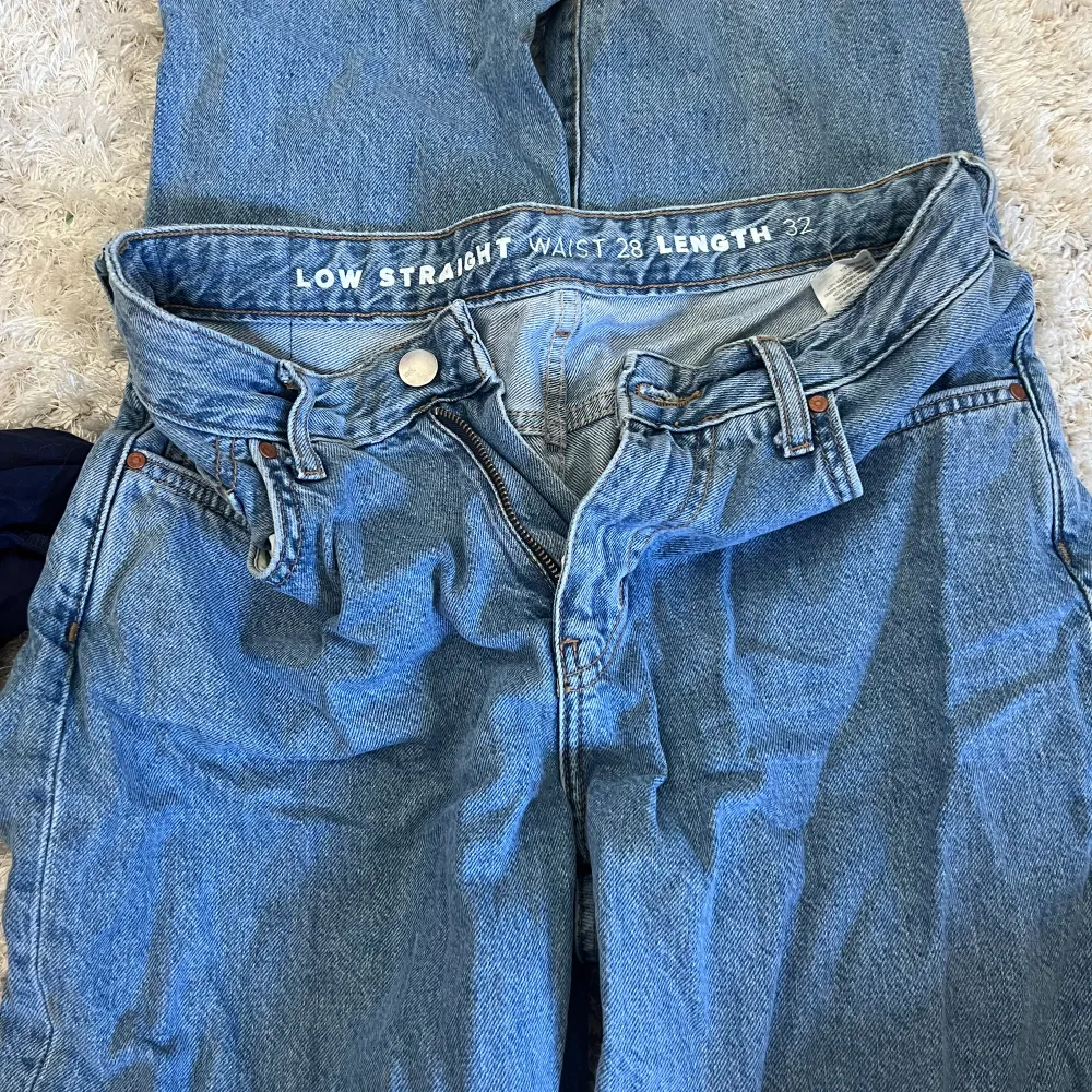 Snygga jeans från Bik Bok i bra skick! Låga och raka i modellen.. Jeans & Byxor.