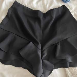 Super söta shorts som ser ut som en volang kjol i storlek XS/S köpt på zara. Använd fåtal gånger. Hör av dig vid intresse💕