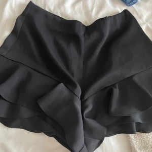 Kjol/shorts - Super söta shorts som ser ut som en volang kjol i storlek XS/S köpt på zara. Använd fåtal gånger. Hör av dig vid intresse💕