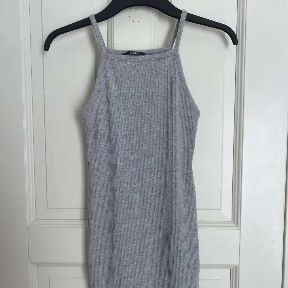 Jätte gullig grå klänning från bershka i storlek xs💞 använd 2-3 gånger i jätte fint skick . Klänningar.