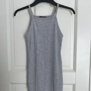 Jätte gullig grå klänning från bershka i storlek xs💞 använd 2-3 gånger i jätte fint skick 