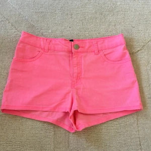 Så söta rosa jeans shorts i stl 36 så fina! - Har defekt som man kan se på andra bilden, vet inte om de går bort i tvätten men skulle tro det, därav priset!