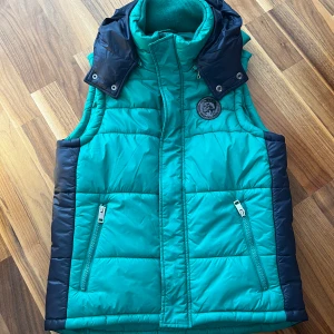 Disel väst - Säljer en snygg disel väst. Använd 3-4 gånger  . Färgen är grön men ändras pågrund av ljuset. 