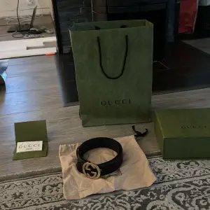 Ett Gucci bälte som är inhandlat på Östermalm för 4700 kr kvitto påse box och dustbag tillkommer vid köp hör av er om ni var några funderingar 