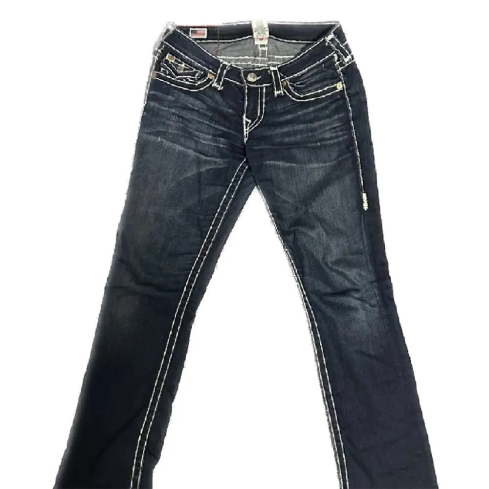 Säljer dessa true religion jeans då dom inte kommer till användning längre. Köpt på här på plick!❤️ Passar mig som brukar ha 34-36 i storlek och som är 168, midjemåttet är 27w / 38 cm tvärs över och Innerbenslängden är 77cm. Jeans & Byxor.