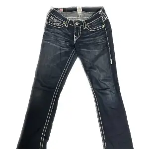 Säljer dessa true religion jeans då dom inte kommer till användning längre. Köpt på här på plick!❤️ Passar mig som brukar ha 34-36 i storlek och som är 168, midjemåttet är 27w / 38 cm tvärs över och Innerbenslängden är 77cm
