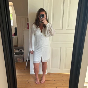 Student klänning  - Säljer min studentklänning då jag köpt en annan! Den är köpt på Nelly men märket är vero Moda💖Lapparna sitter kvar!  Klänningen även passar till midsommar också! 