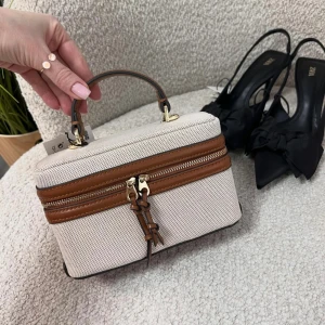 VÄSKA | ZARA  - Väska med struktur från Zara. Handtag och avtagbar axelrem. 12x19x7cm. Helt ny, aldrig använd. Nypris 379kr. 