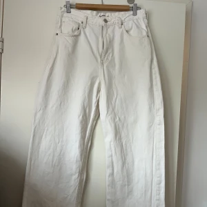 Vita jeans - Vita wideleg jeans som är slitna i byxkanten (meningen). De använda Max 5 ggr. Storlek 40 från pull&bear, wideleg+highwaist. Ny pris 359kr säljer för 100kr. Köparen står för frakten ✨