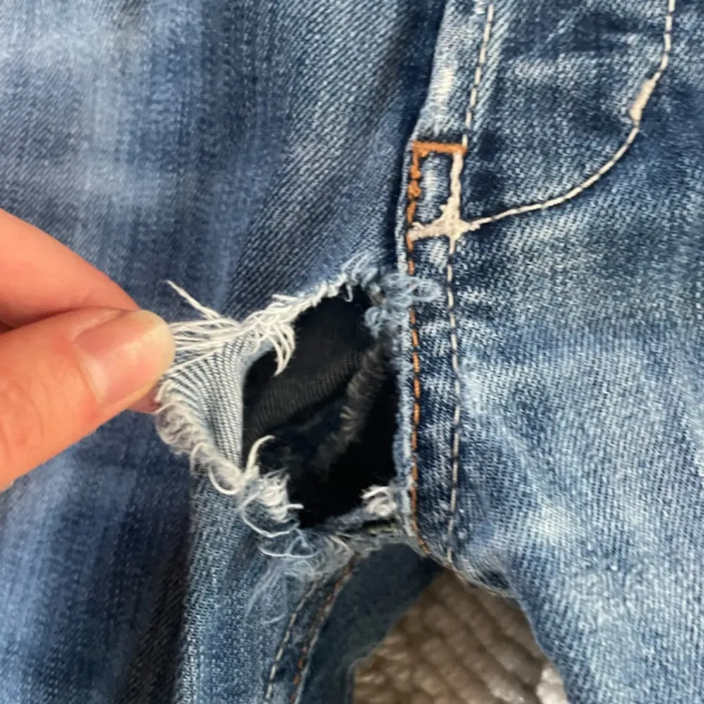 Säljer ett par dondup jeans i storlek 32. Det är hål i byxan men är lätt fixat hos skräddaren för några hundralappar. Säljes i befintligt skick. Fickorna är också slitna och behövs fixas. . Jeans & Byxor.