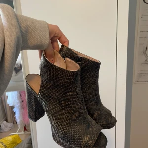 Snygga skor i nyskick - Köpta från HM ett antal år sedan, men har aldrig kommit till användning tyvärr. Dom är med andra ord i nyskick🌼