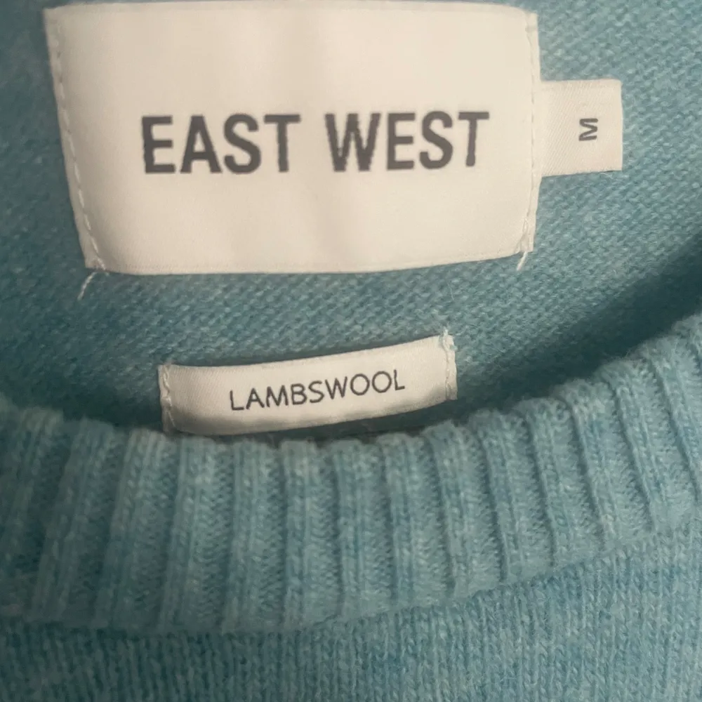 en ljusblå east west stickad tröja i fint skick, storlek M. Stickat.
